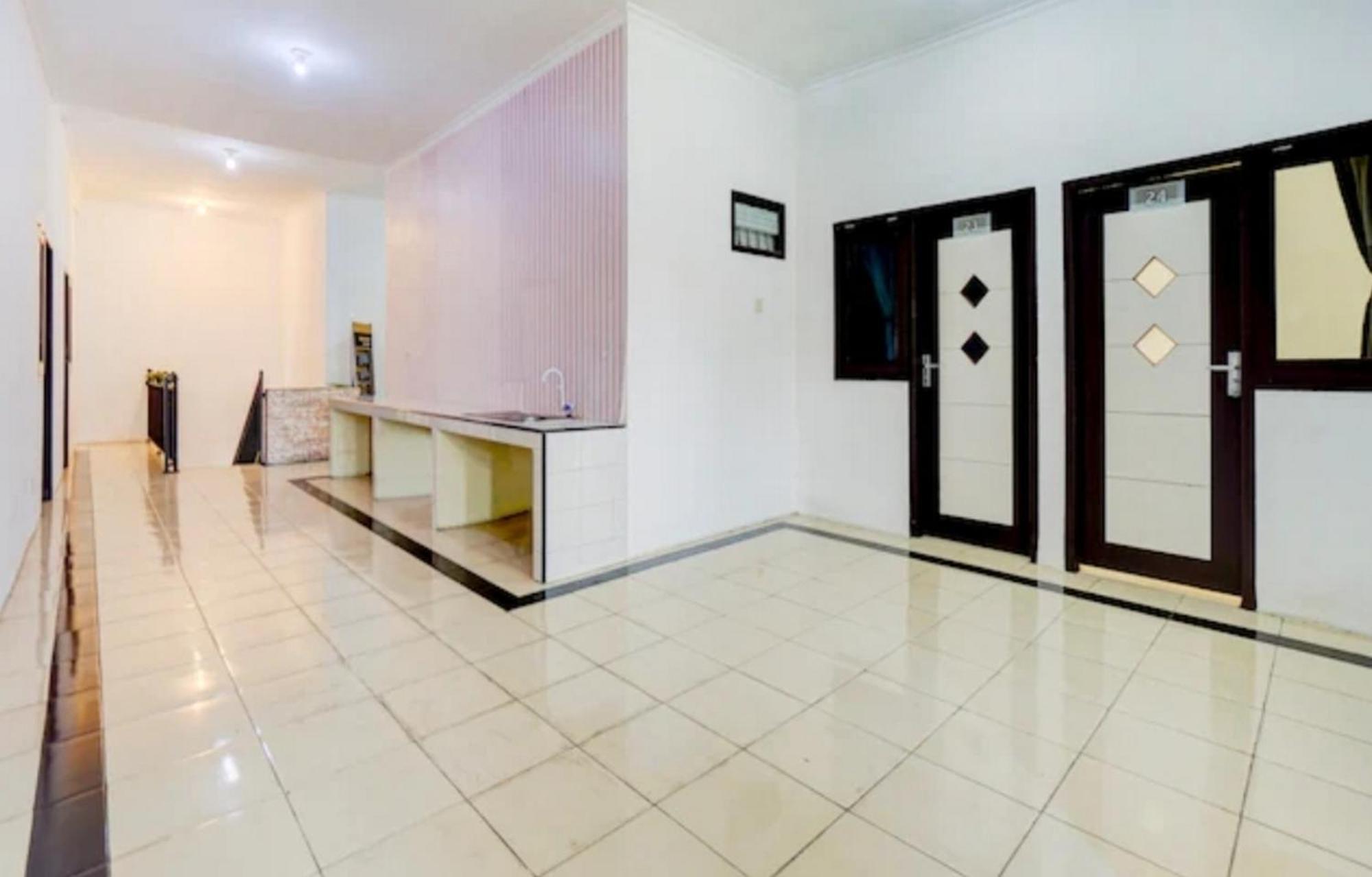 Hotel Reddoorz Near Plaza Araya Malang Blimbing  Exteriér fotografie