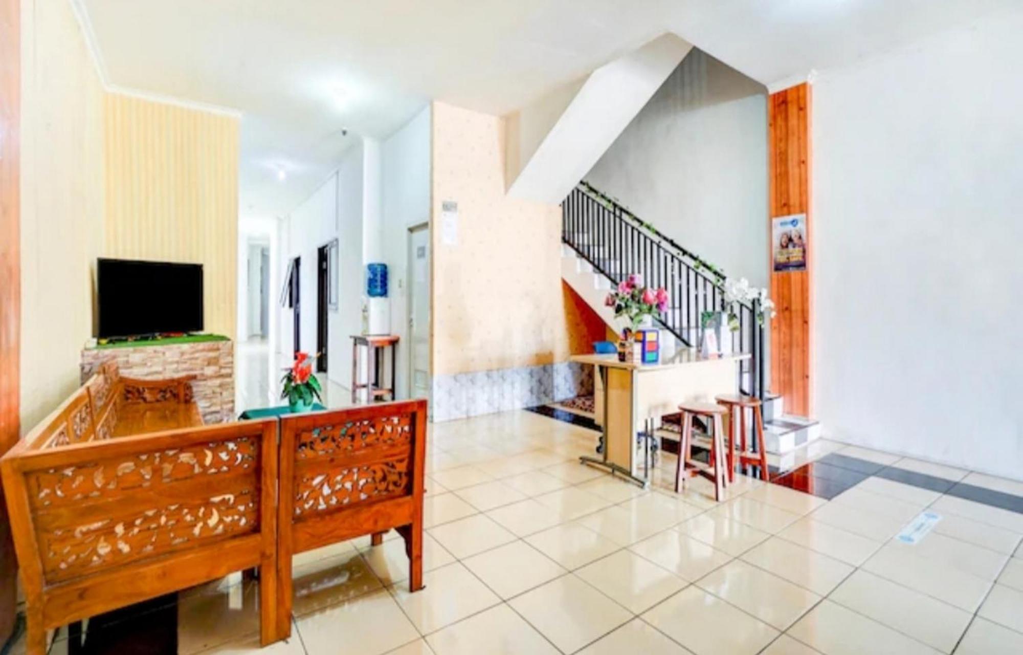 Hotel Reddoorz Near Plaza Araya Malang Blimbing  Exteriér fotografie