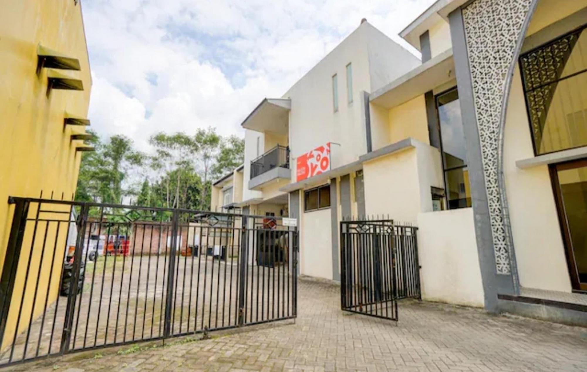 Hotel Reddoorz Near Plaza Araya Malang Blimbing  Exteriér fotografie