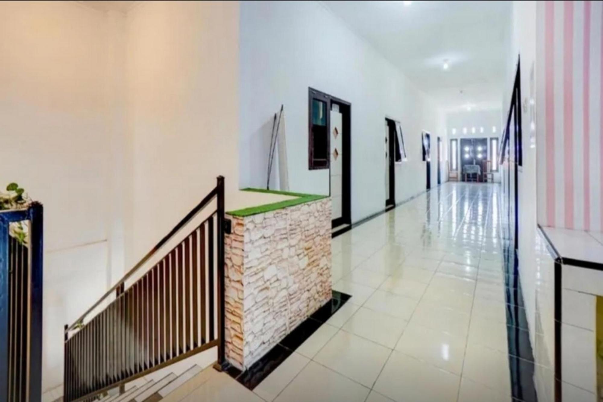 Hotel Reddoorz Near Plaza Araya Malang Blimbing  Exteriér fotografie